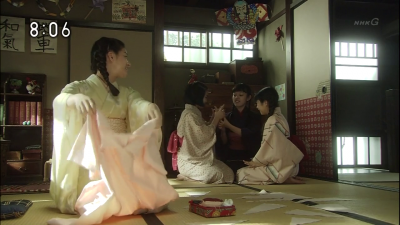 drama,série,japon,nhk,carnation,asadora,automne 2011,hiver 2012,ono machiko,kobayashi kaoru,aso yumi,shoji terue,kuriyama chiaki,hamada mari,tamaru maki,suga takamasa,onoue hiroyuki,komoto masahiro,kondo masaomi,kunimura jun,suruga taro,ayano go,niiyama chiharu,kawasaki asami,yasuda misako,sato naoki,shiina ringo